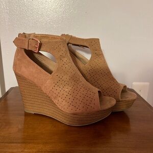 Size 8.5 wedge gently worn.